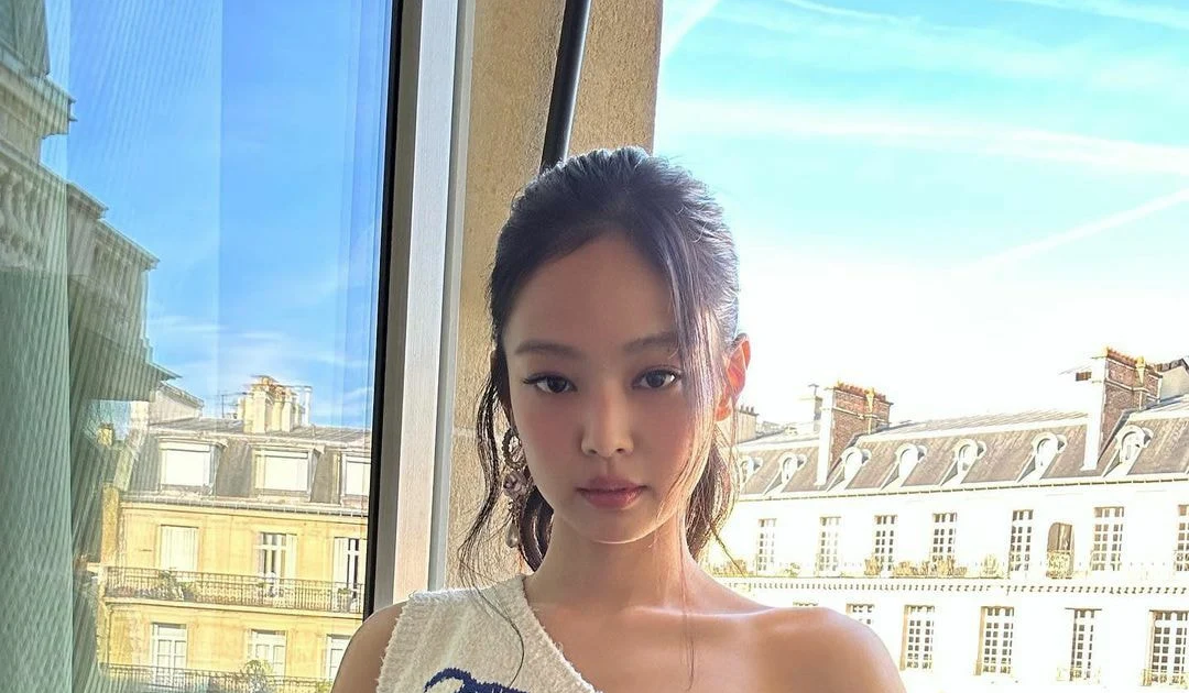 [theqoo] JENNIE AT THE CHANEL SHOW IN REAL TIME + INSTA UPDATES