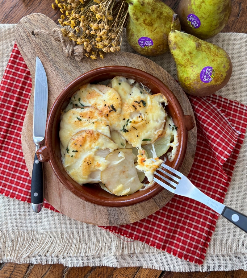 Gratén de patata y pera con raclette