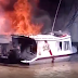 No rio do interior do Pará, um  pequeno barco pega fogo