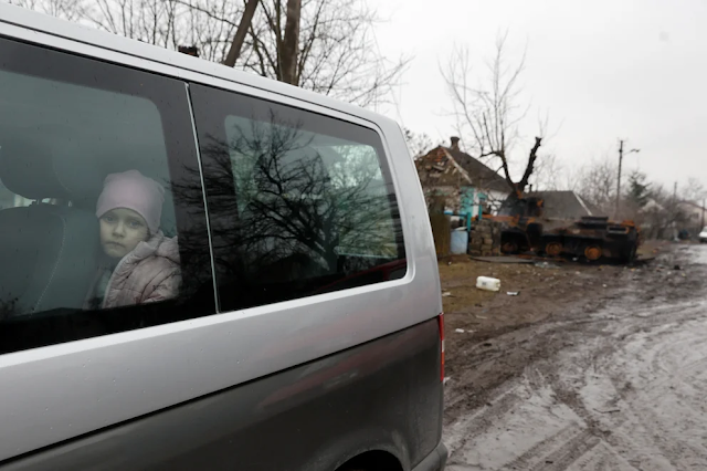 Las tropas rusas bombardean los convoyes de evacuación en Lugansk