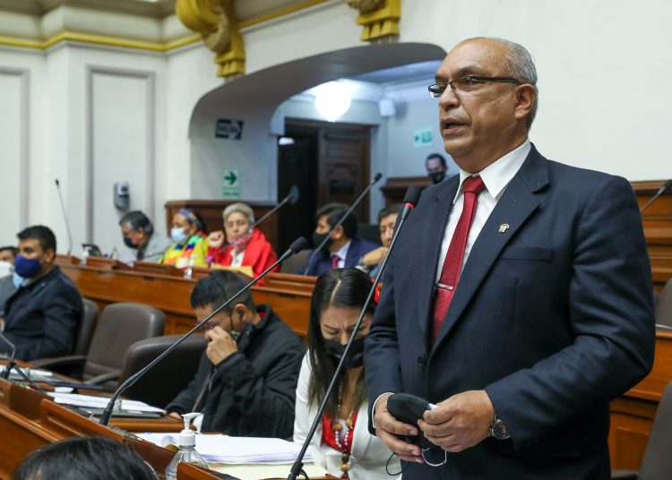 Roberto Kamiche renuncia a Perú Libre