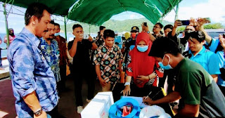 Bupati Tolitoli Menyerahkan Bantuan Kapal Nelayan