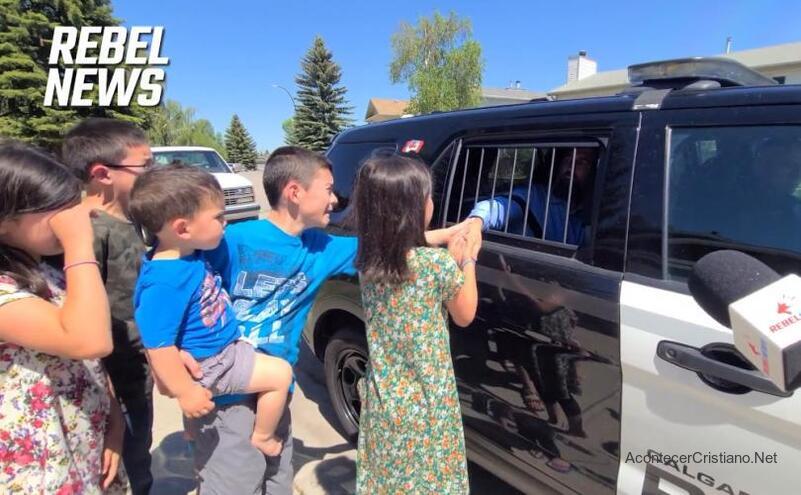 Hijos de pastor llorando por arresto de su padre