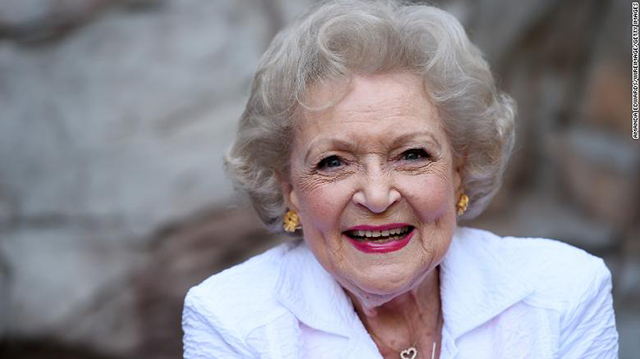 Betty White muere a los 99 años, un ícono de la TV y el cine