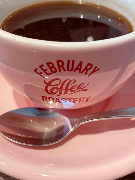 浅草『FEBRUARY COFFEE ROASTERY』お店のロゴが入ったコーヒーカップ