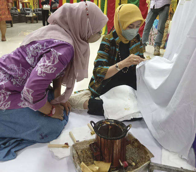 Kunker ke Dekranasda Batam, Ketua Umum Dharmayukti Karini Belajar Membuat Kerajinan Kerang dan Membatik