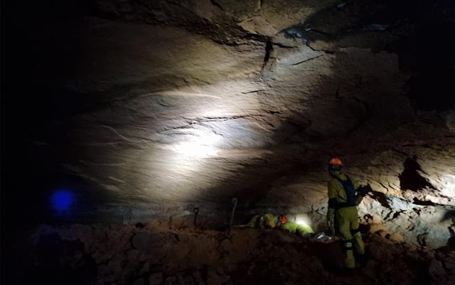 Desmoronamento em gruta deixa 15 bombeiros civis soterrados na zona rural de Altinópolis, SP