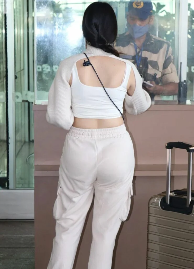 Warina Hussain Bold Avtar While She Clicked At Airport | Warina Hussain Shocking Dressing In Public | Warina Hussain sexy butt