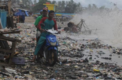 Gegara gelombang tinggi, teluk labuan banten penuh sampah