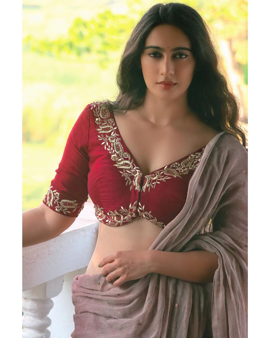 Megha Shukla Exposes her Sexy back in a Dark-Red Backless Blouse and Saree