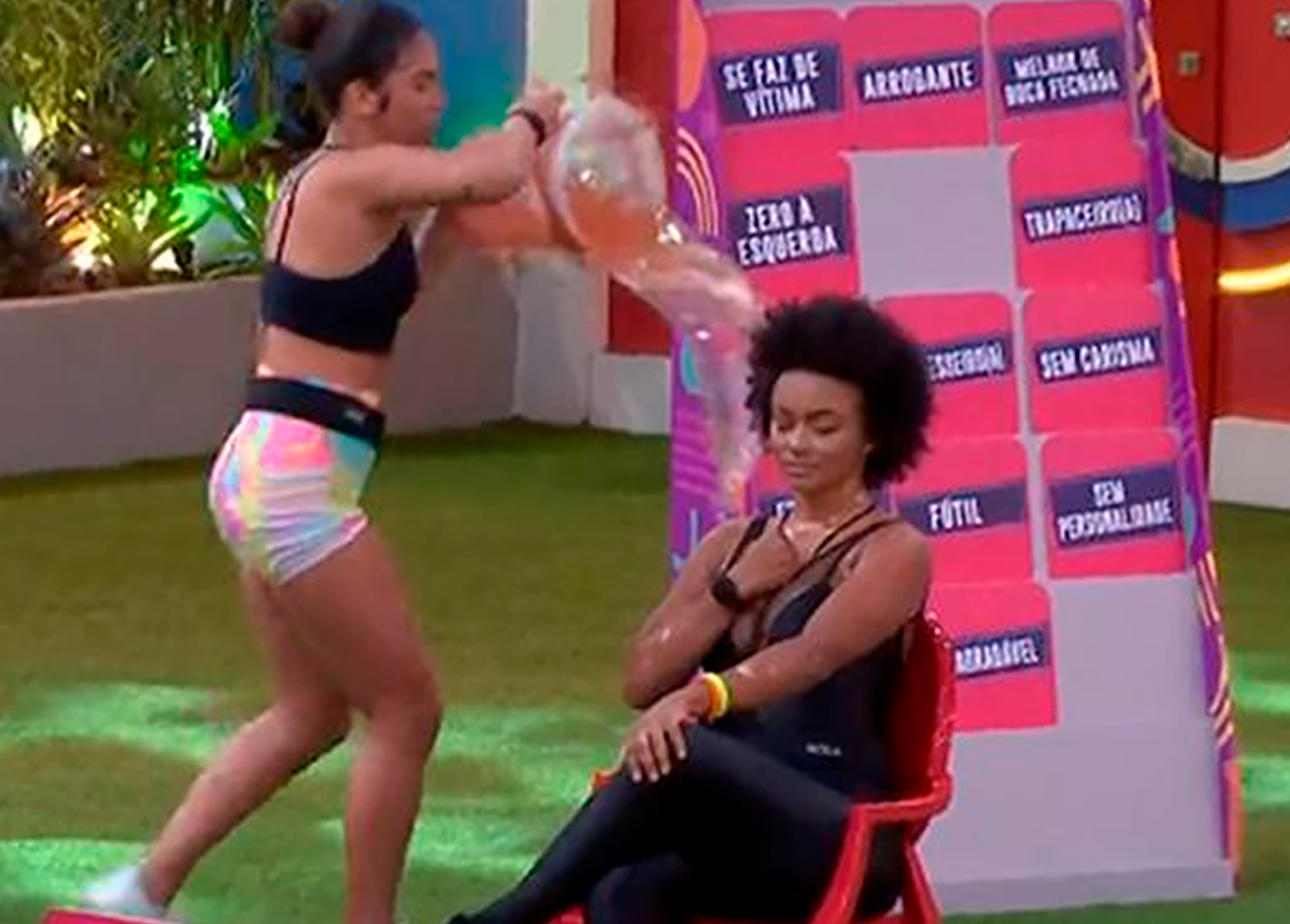BBB 22: Maria bate balde na cabeça de Natália no Jogo da Discórdia no Big  Brother Brasil 2022