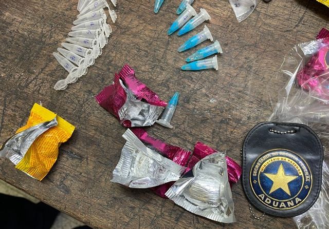 Receita Federal apreende quase 7 kg de cocaína  escondida em embalagens de bombons em Cumbica