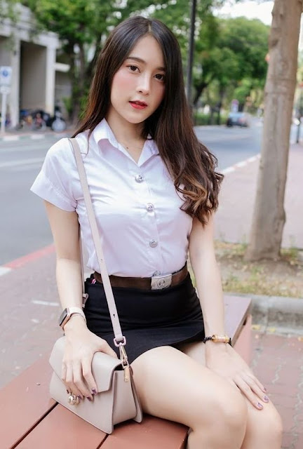 Tight Skirts Page: Asian Ladies in Tight Skirts 36: Thailand College Girls