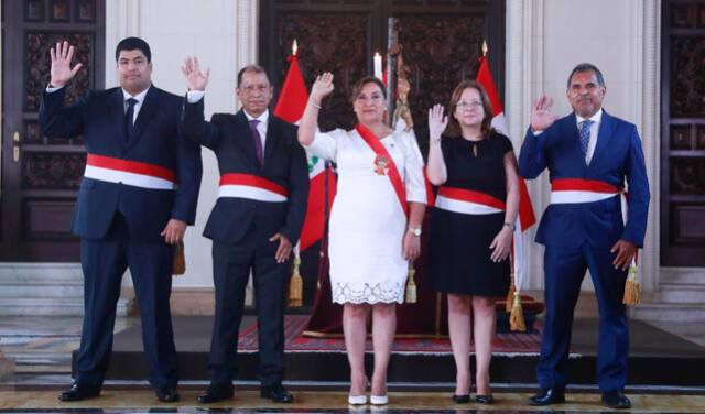 Dina Boluarte tomó juramento a cuatro nuevos ministros del gabinete de Alberto Otárola