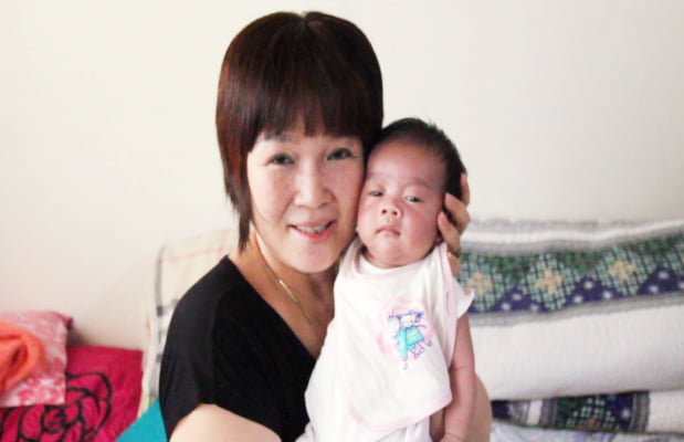 Chị Mai Nga 56 tuổi bên bé Sung