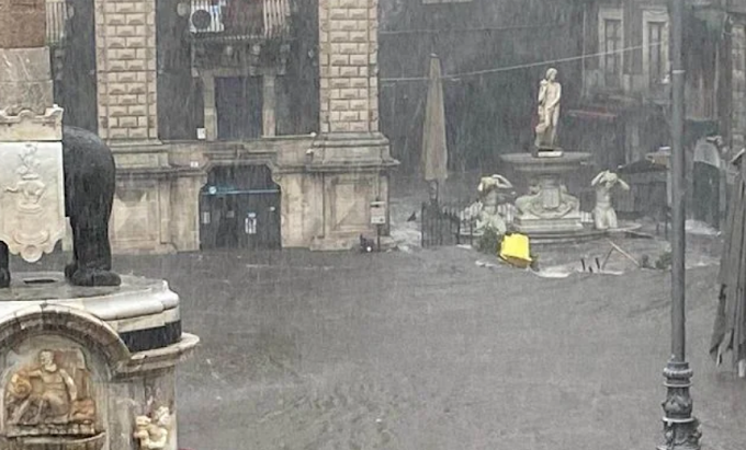 Maltempo, nubifragio a Catania: uomo muore travolto da fiume d'acqua