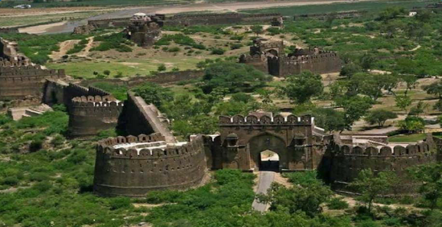 When was Rohtas fort built?