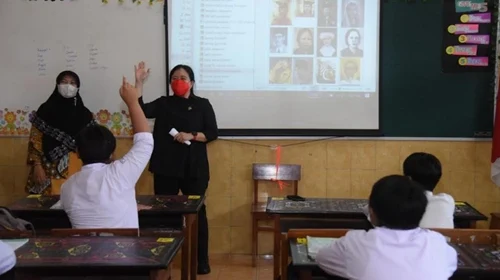 Bagikan Ponsel, Puan Pantau PTM di SDN 1 Godean, Yogyakarta