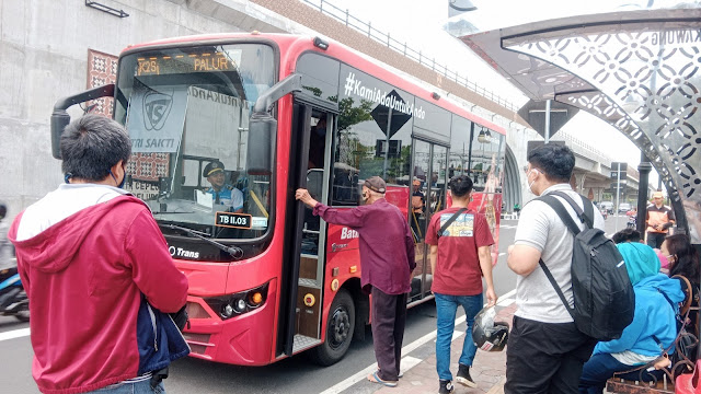 Teman Bus Solo cara naik