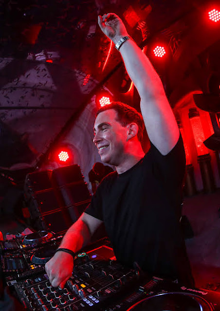 Hardwell is one out of the best djs in the world.