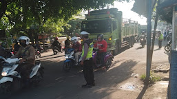 Personil Polsek Kragilan Laksanakan Pengaturan Arus Lalulintas di Titik Rawan Kemacetan