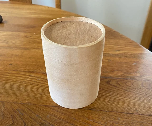 Photo of a round wooden plain box.