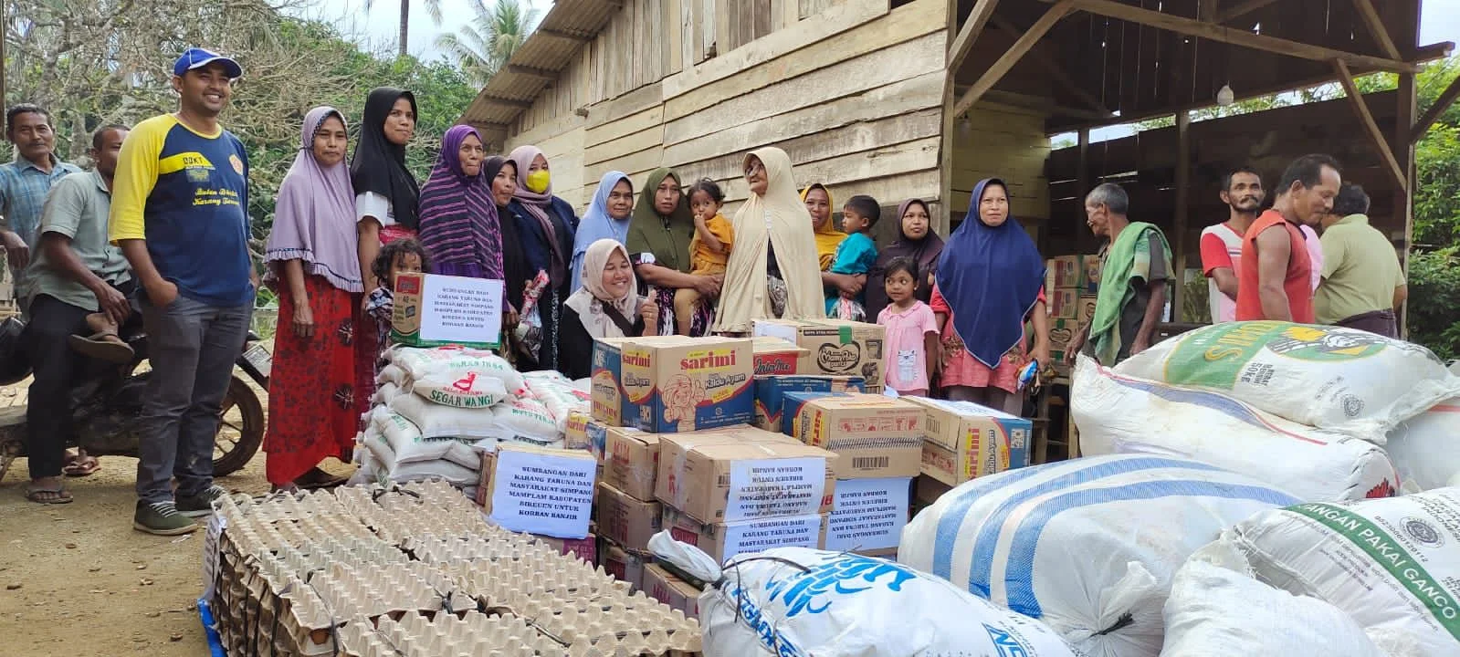 Peduli Korban Banjir, Karang Taruna Simpam Mamplam Salurkan Bantuan