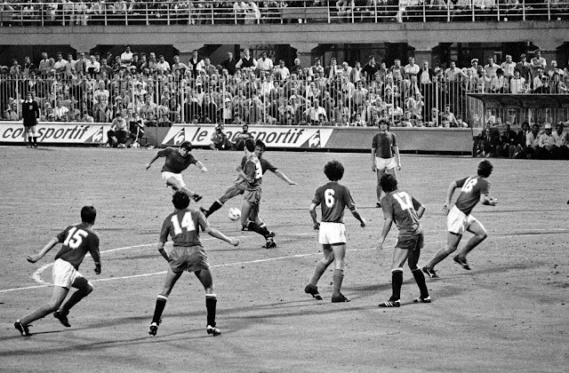 Una jugada en las inmediaciones del área española. SELECCIÓN DE ITALIA 0 SELECCIÓN DE ESPAÑA 0. 12/06/1980. VI Copa de Europa de Selecciones Nacionales de Italia 1980, fase de grupos. Milán (Italia), estadio Giuseppe Meazza.