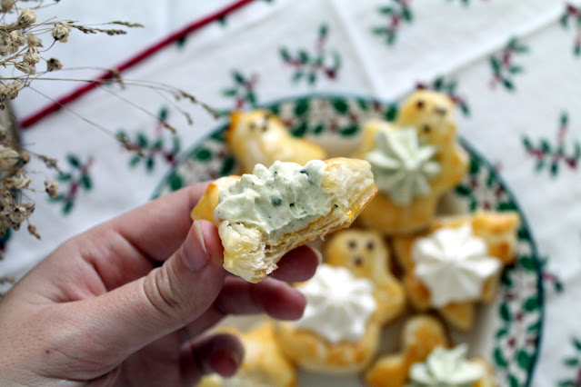 Aperitivos de hojaldre rellenos de crema de queso y pesto