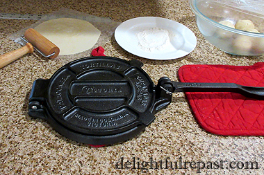 How to Make Homemade Flour Tortillas (with or without a tortilla press)  / www.delightfulrepast.com