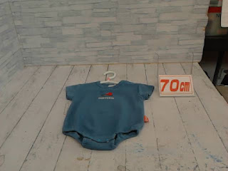 中古品　ベビー服　７０ｃｍ　CONVERSE　ブルー　半袖カバーオール　２２０円