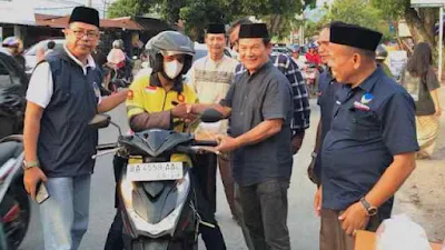Syukuri Hasil Pileg, Partai NasDem Bagi Ratusan Takjil untuk Driver Ojek Online Kota Padang