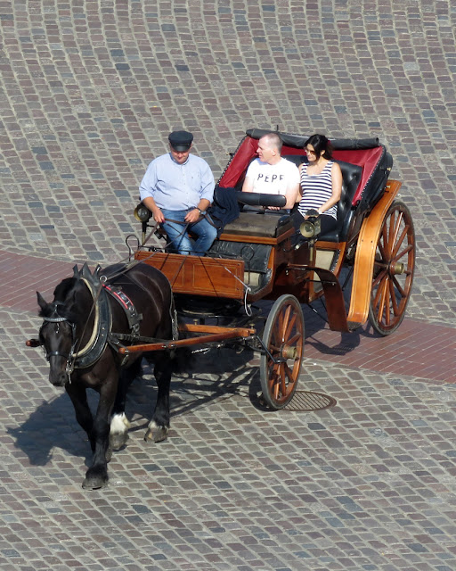 Britzka, horse-drawn carriage, plac Zamkowy, Warsaw