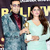 Megamodel Vaishali Bhaoorjar received the Bollywood Iconic Award from producer director and actor Dr. Dheeraj Kumar