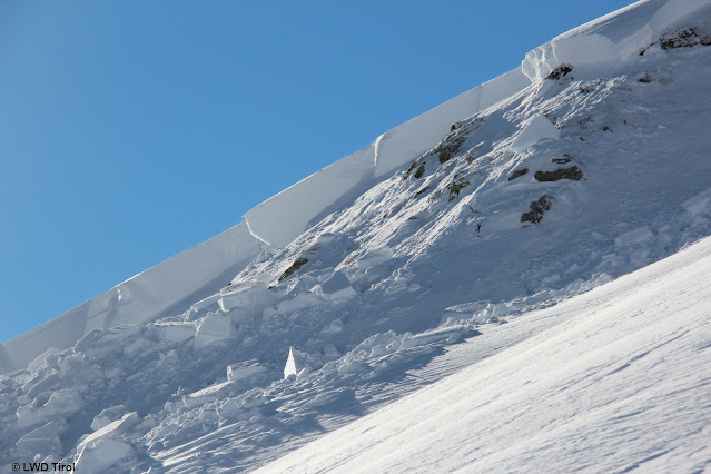 Kammnahes, spontanes Schneebrett im Arlberggebiet (Galzig). Im Nahbereich dieses Lawinenabgangs konnten wir im flachen bis mäßig steilen Gelände Risse und Setzungsgeräusche beobachten. (Foto: 01.12.2021)