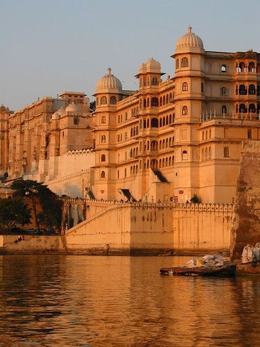 City palace Of Udaipur , India|Timing | Ticket Cost |Location | Near By Food | History |Architecture full details