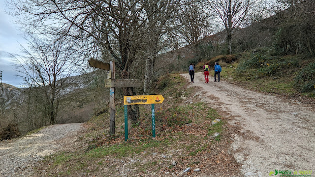 Desvío a la izquierda hacia la Campa Gües