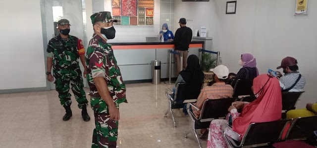Tegakkan Prokes Di Tempat Perbankan, Hal Ini Yang dilakukan TNI