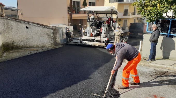 Νέα ασφαλτόστρωση με αντιολισθηρή στρώση ασφάλτου στην οδό Μικράς Ασίας