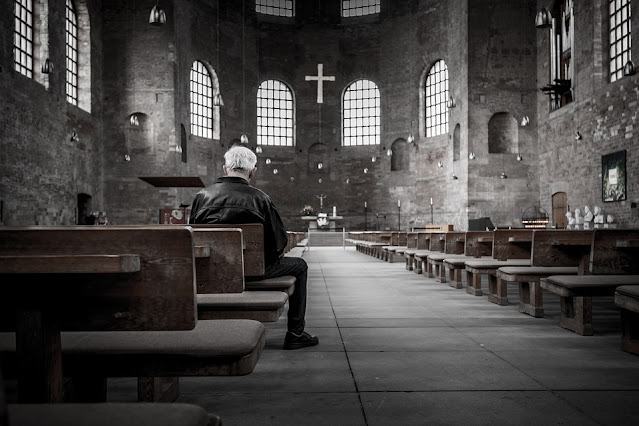 Hombre orando en Iglesia