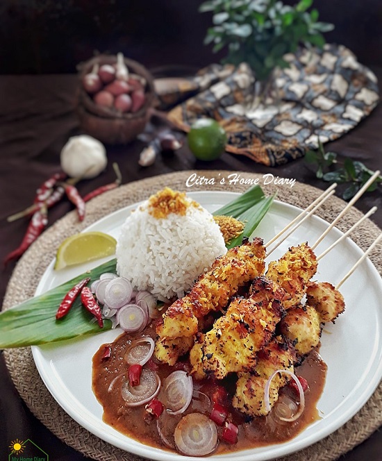 Sate klopo (sate kelapa) bumbu kacang  / Indonesian coconut wrapped SATAY with peanut sauce | Çitra's Home Diary. #sateklopo #satekelapa #Indonesianfoodrecipe #foodphotographysatay #endonezyamutfağı #satayrecipe #Indonesiancuisine #Indonesisch #coconutsatay #sataypeanutsauce