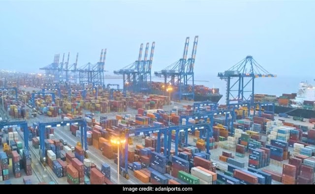 गुजरात के मुंद्रा पोर्ट पर अधिकारियों ने विदेशी जहाज से जब्त किए कई कंटेनर, इनमें है खतरनाक पदार्थ?