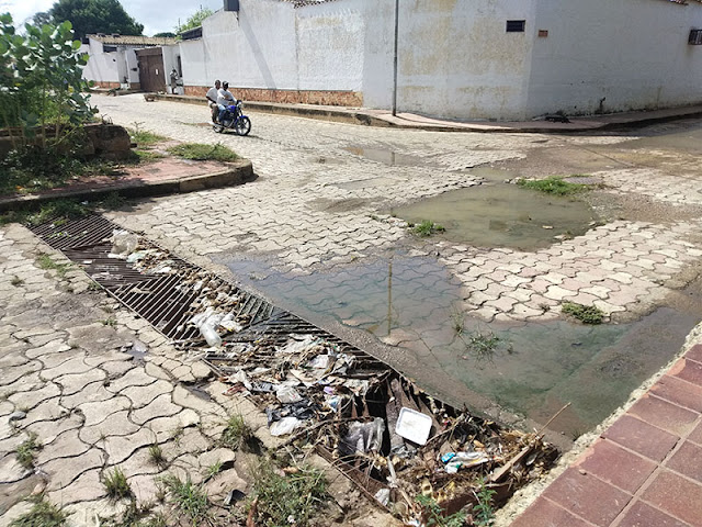 FALTA DE MANTENIMIENTO EN DRENAJES DE LA ZONA COLONIAL DE CARORA PODRÍAN OCASIONAR INUNDACIÓN