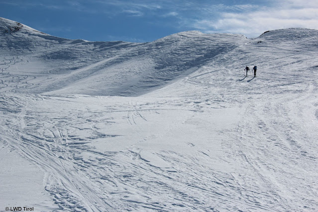 Ein recht häufiges Bild: Stark verspurtes Gelände auf beliebten Skitourenzielen. Tuxer Alpen (Foto: 03.03.2022)