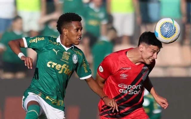 Athletico-PR bate Palmeiras e se mantém na liderança do Brasileirão