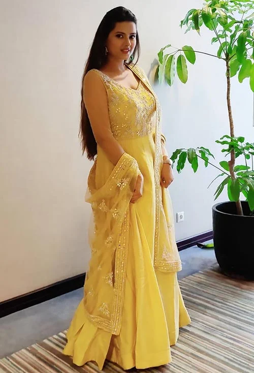 Kratika Sengar yellow suit beautiful hot tv actress