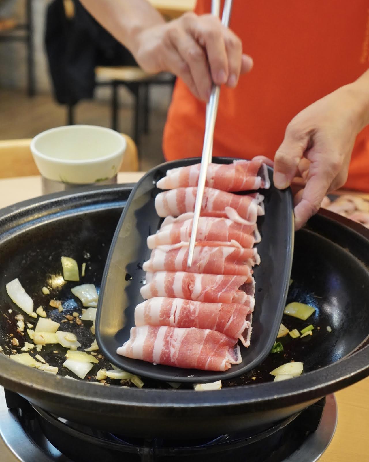 台南中西區美食【錦城石頭火鍋】獨門快炒爆香石頭火鍋，不只暖胃更暖心，冬季聚餐圍爐好選擇｜台南火鍋推薦