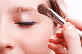 Appyling Makeup - Eyeshadow