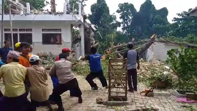 Pondok Pesantren Nurul Alam Kecamatan Camplong Sampang Tertimpa Pohon, Bangunan Berlantai Rusak 