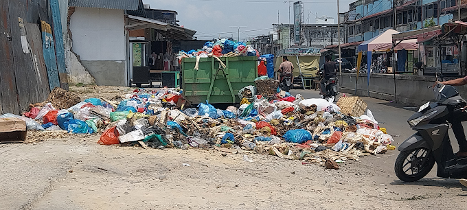 Jelang Idul Fitri Sampah di Kota Idi Menumpuk hingga Bahu Jalan